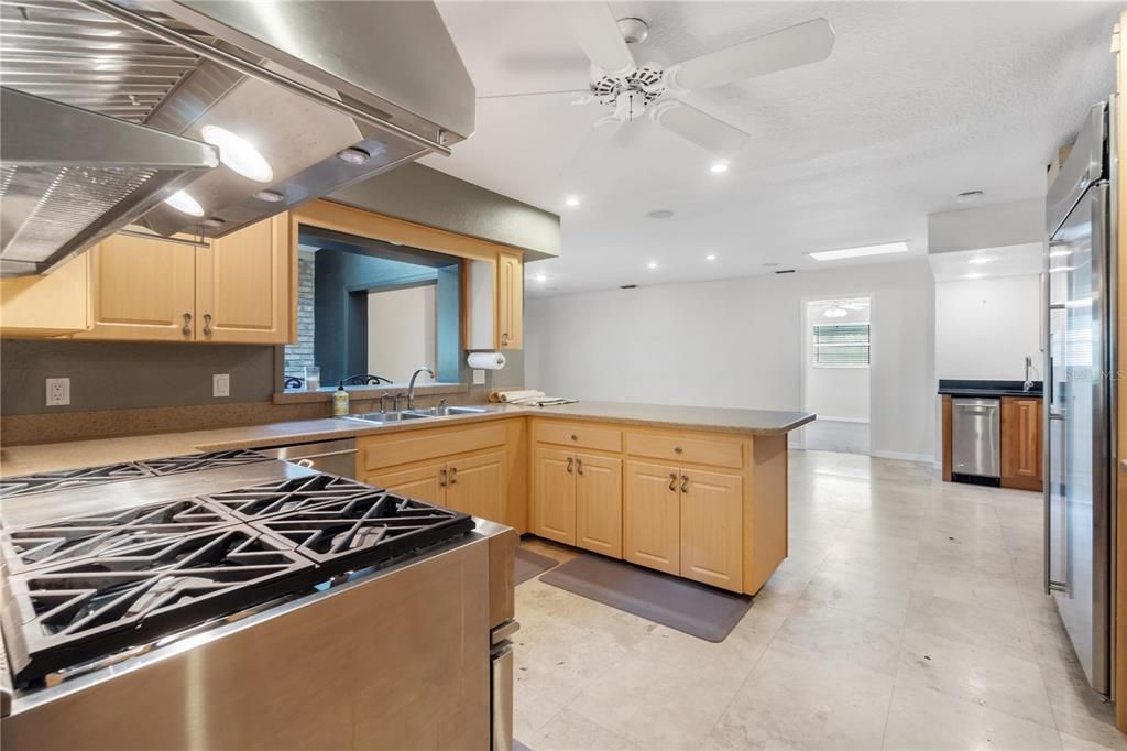 合同活跃: $800,000 (4 贝兹, 5 浴室, 4149 平方英尺)