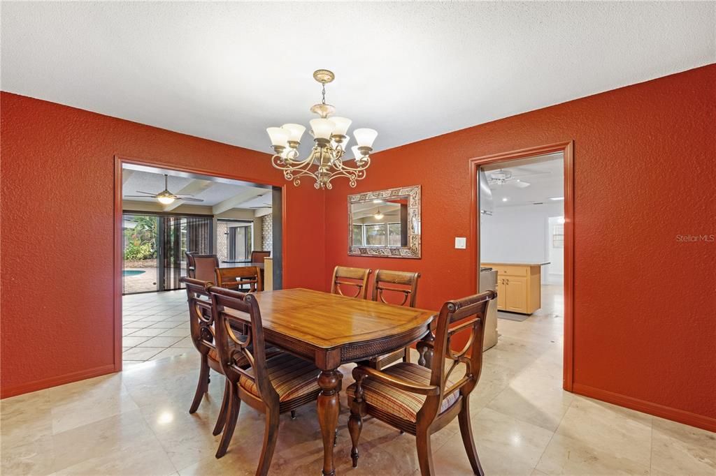 合同活跃: $800,000 (4 贝兹, 5 浴室, 4149 平方英尺)