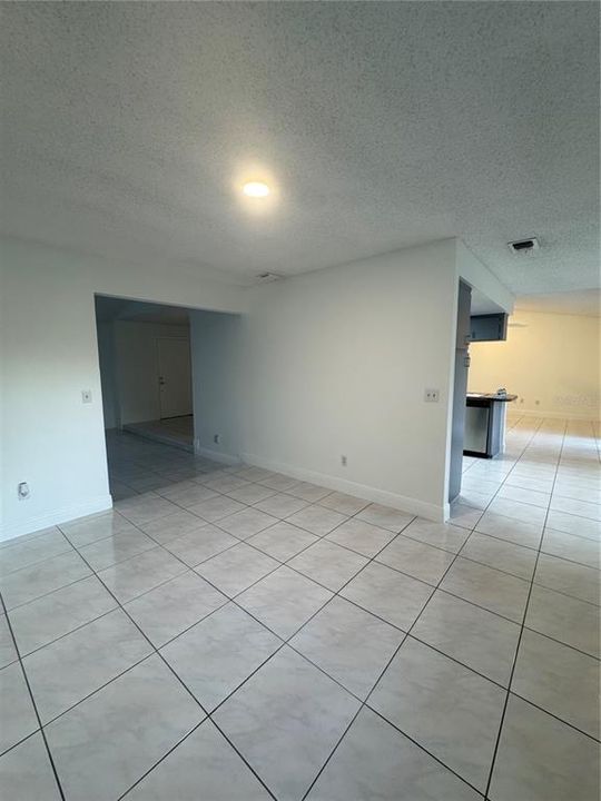 合同活跃: $2,650 (3 贝兹, 2 浴室, 1674 平方英尺)