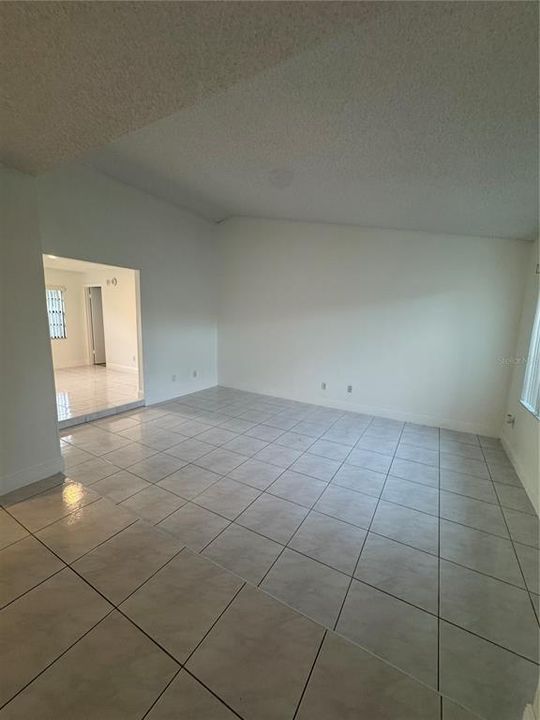 合同活跃: $2,650 (3 贝兹, 2 浴室, 1674 平方英尺)