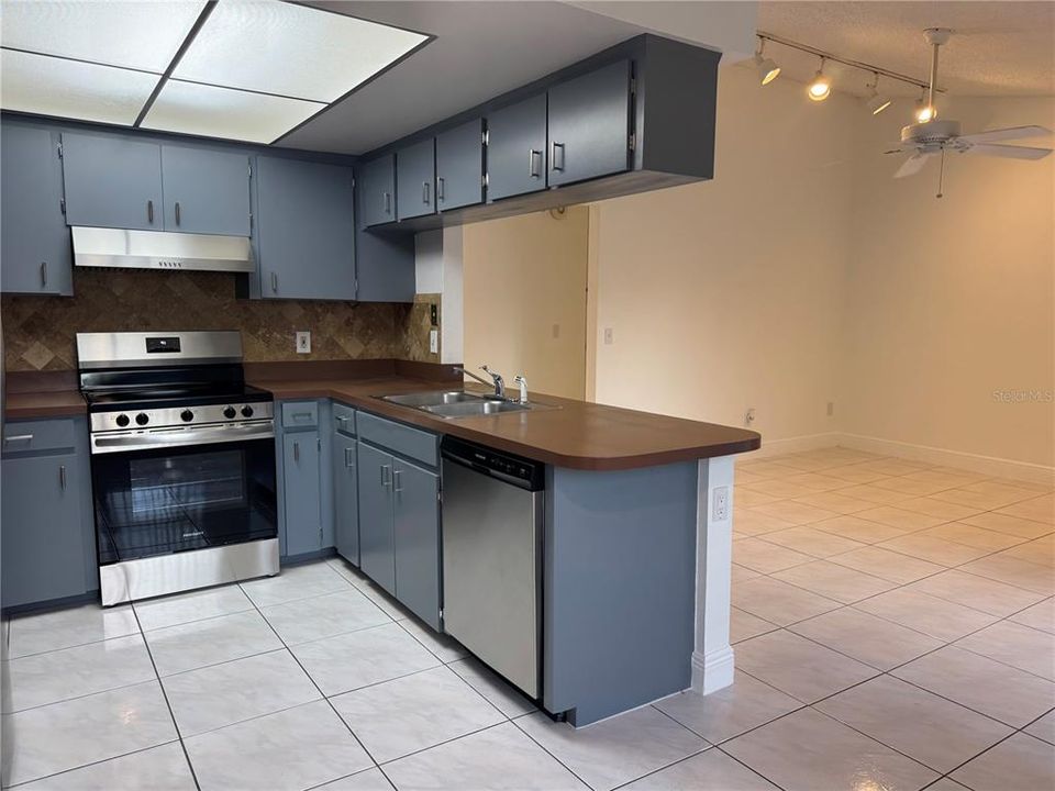 合同活跃: $2,650 (3 贝兹, 2 浴室, 1674 平方英尺)