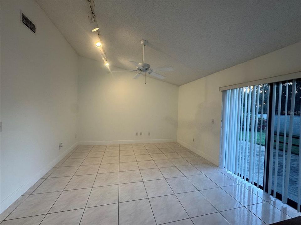 合同活跃: $2,650 (3 贝兹, 2 浴室, 1674 平方英尺)