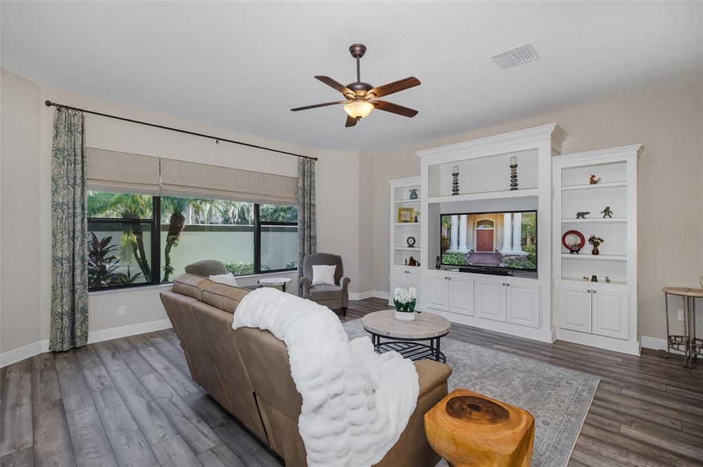 For Sale: $965,000 (5 beds, 5 baths, 4000 Square Feet)