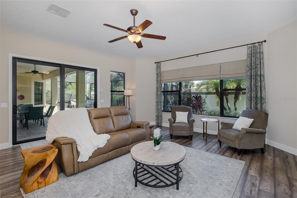 For Sale: $965,000 (5 beds, 5 baths, 4000 Square Feet)