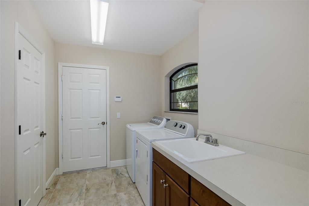 For Sale: $965,000 (5 beds, 5 baths, 4000 Square Feet)