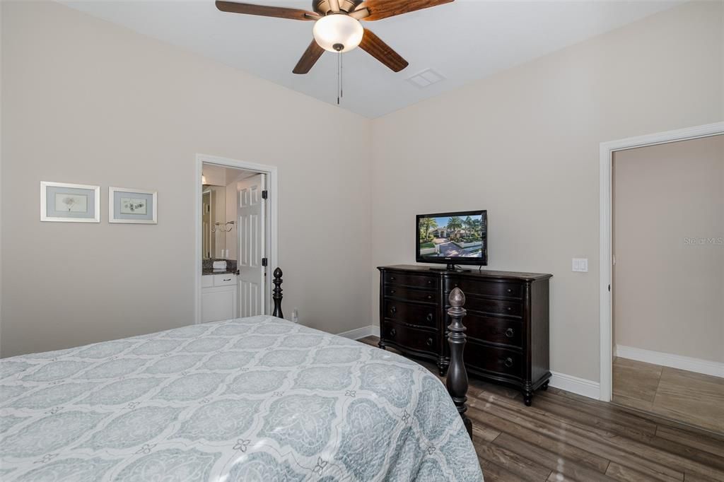 For Sale: $965,000 (5 beds, 5 baths, 4000 Square Feet)