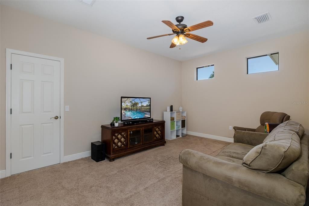 For Sale: $965,000 (5 beds, 5 baths, 4000 Square Feet)