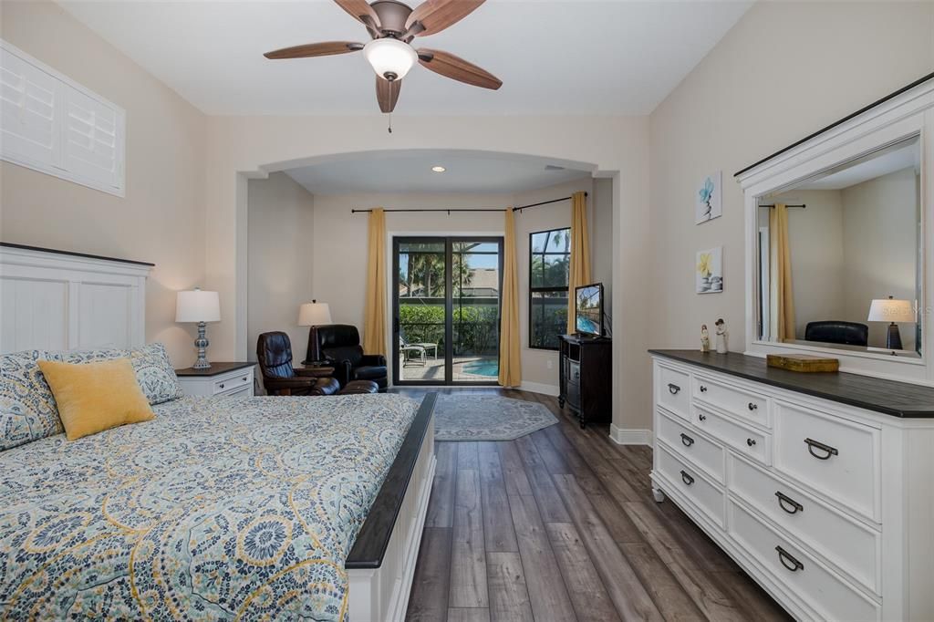 For Sale: $965,000 (5 beds, 5 baths, 4000 Square Feet)