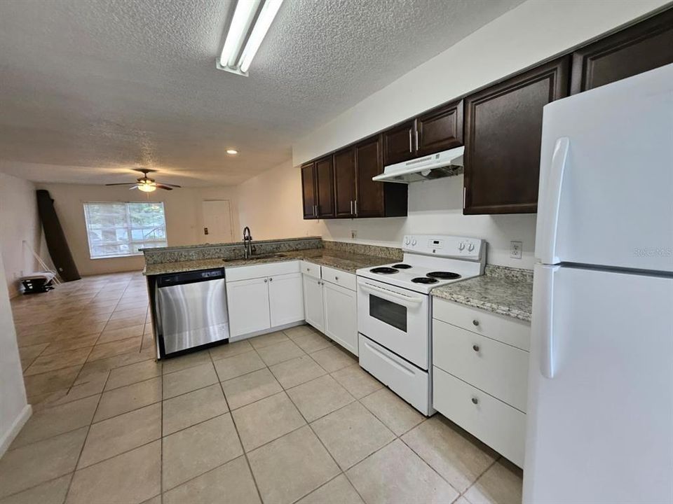 出租: $1,350 (2 贝兹, 2 浴室, 840 平方英尺)