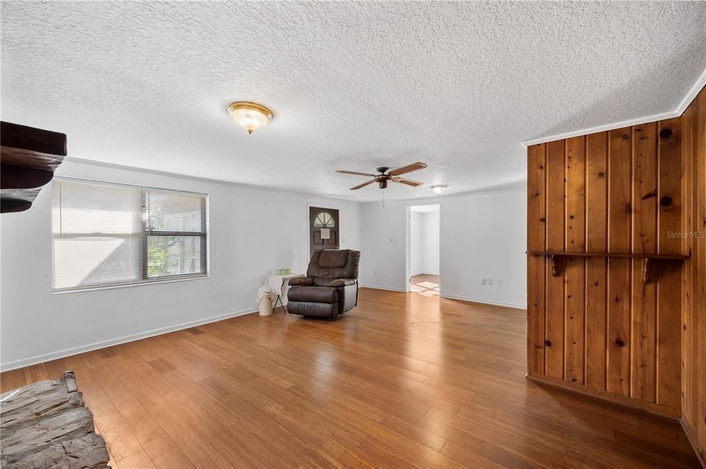 For Sale: $225,000 (3 beds, 1 baths, 1241 Square Feet)