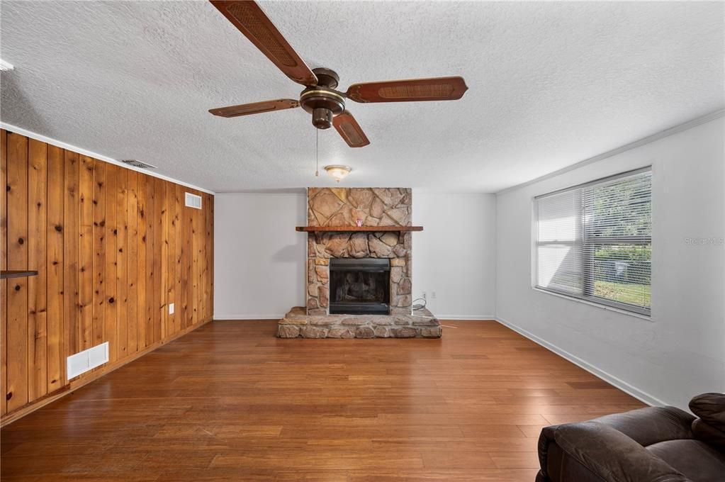 For Sale: $225,000 (3 beds, 1 baths, 1241 Square Feet)