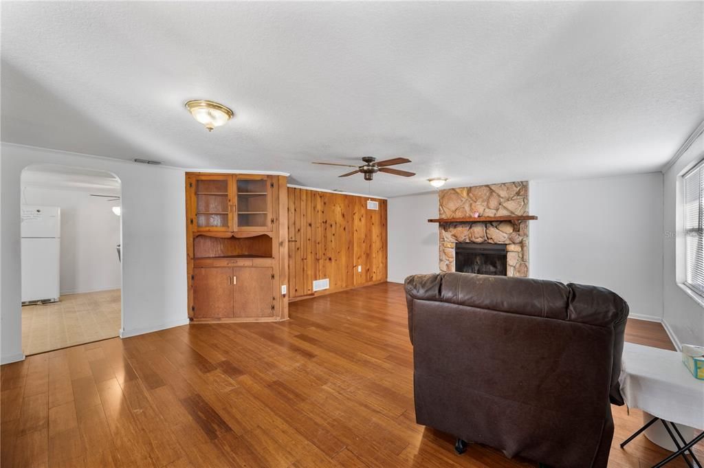 For Sale: $225,000 (3 beds, 1 baths, 1241 Square Feet)