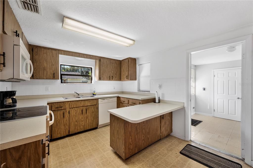 For Sale: $225,000 (3 beds, 1 baths, 1241 Square Feet)