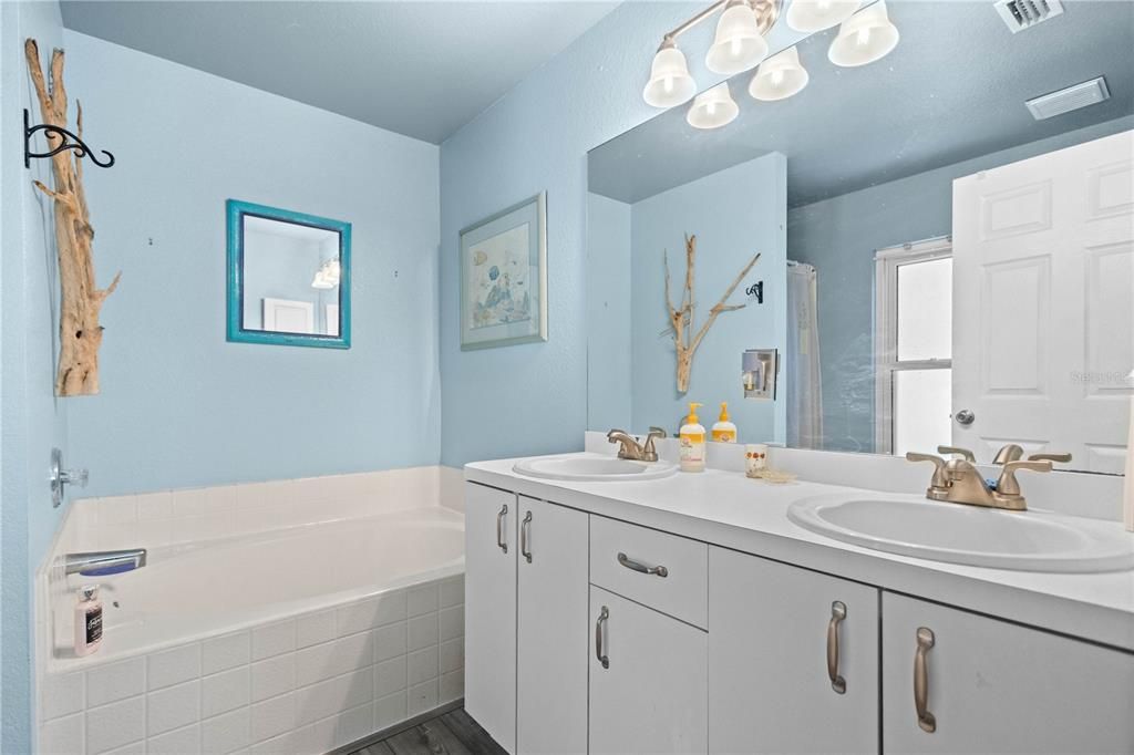 For Sale: $329,000 (3 beds, 2 baths, 1641 Square Feet)