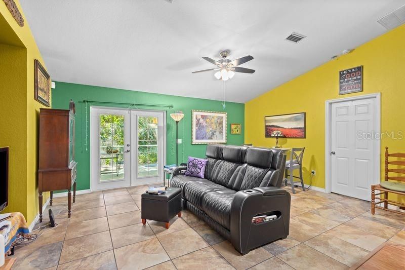 For Sale: $329,000 (3 beds, 2 baths, 1641 Square Feet)