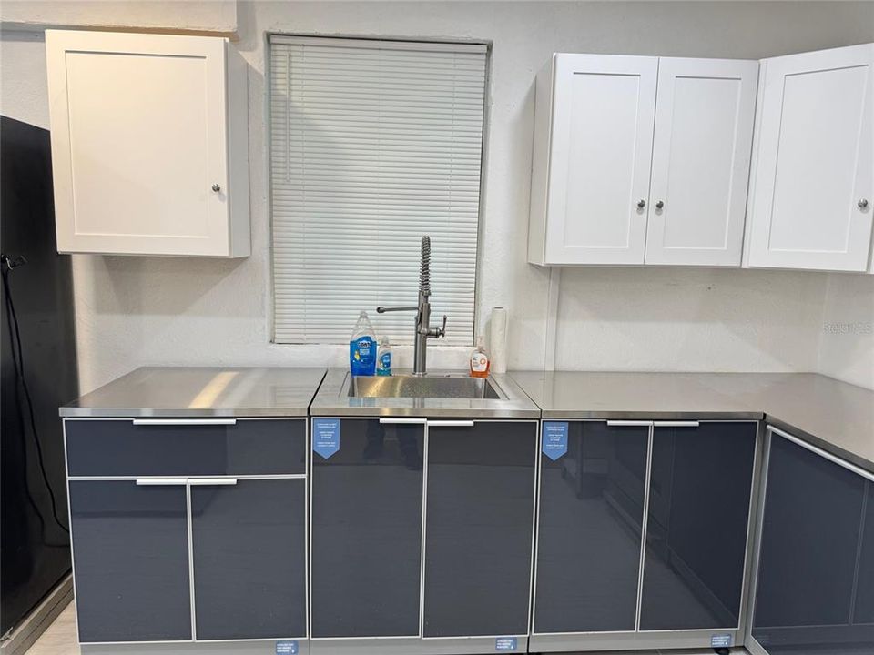 For Sale: $300,000 (1 beds, 1 baths, 672 Square Feet)