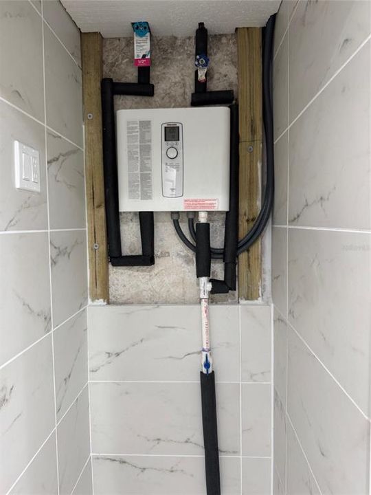 For Sale: $300,000 (1 beds, 1 baths, 672 Square Feet)