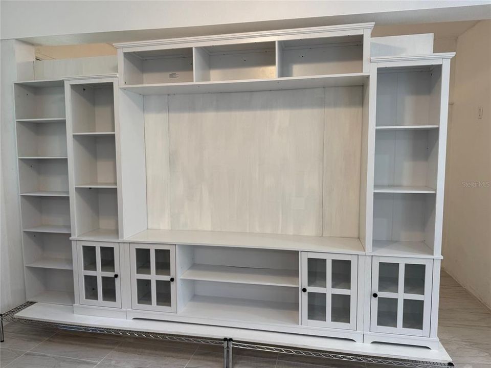 For Sale: $300,000 (1 beds, 1 baths, 672 Square Feet)