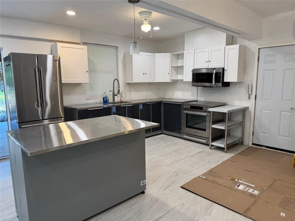 For Sale: $300,000 (1 beds, 1 baths, 672 Square Feet)