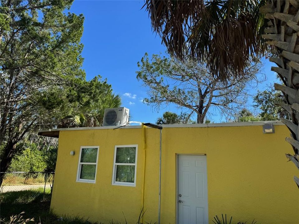 For Sale: $300,000 (1 beds, 1 baths, 672 Square Feet)