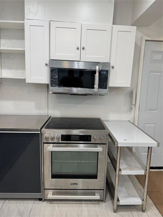 For Sale: $300,000 (1 beds, 1 baths, 672 Square Feet)