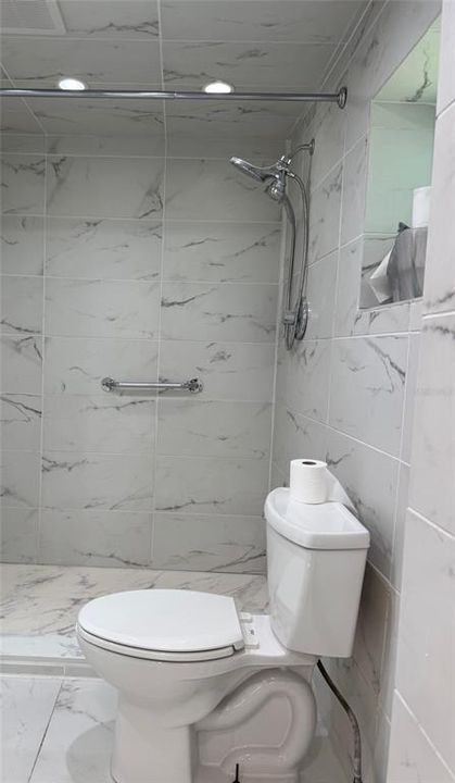 For Sale: $300,000 (1 beds, 1 baths, 672 Square Feet)