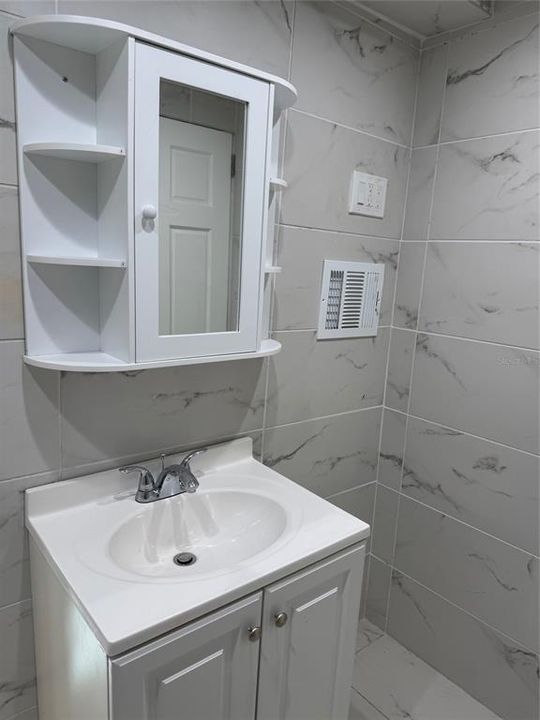 For Sale: $300,000 (1 beds, 1 baths, 672 Square Feet)