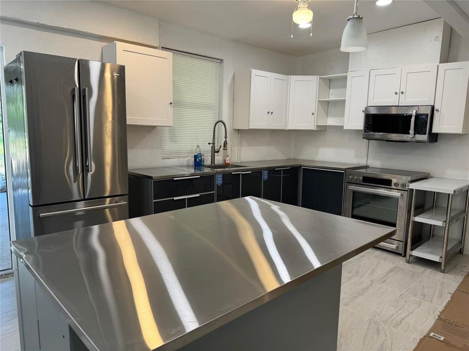 For Sale: $300,000 (1 beds, 1 baths, 672 Square Feet)