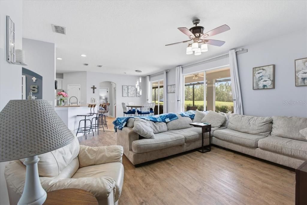 En Venta: $554,900 (4 camas, 2 baños, 3019 Pies cuadrados)