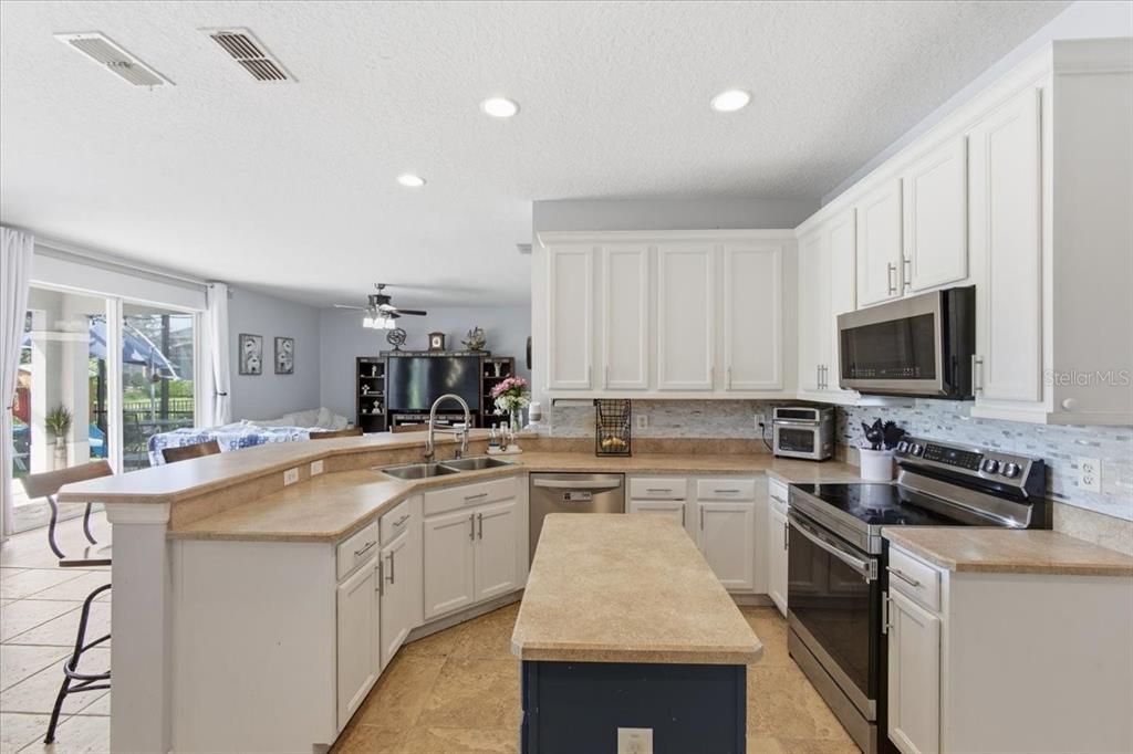 En Venta: $554,900 (4 camas, 2 baños, 3019 Pies cuadrados)