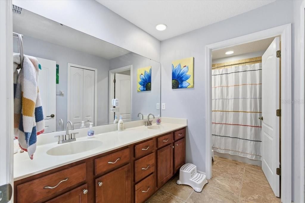 En Venta: $554,900 (4 camas, 2 baños, 3019 Pies cuadrados)