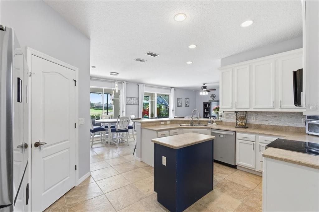 En Venta: $554,900 (4 camas, 2 baños, 3019 Pies cuadrados)