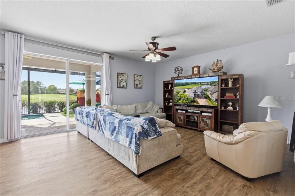 En Venta: $554,900 (4 camas, 2 baños, 3019 Pies cuadrados)