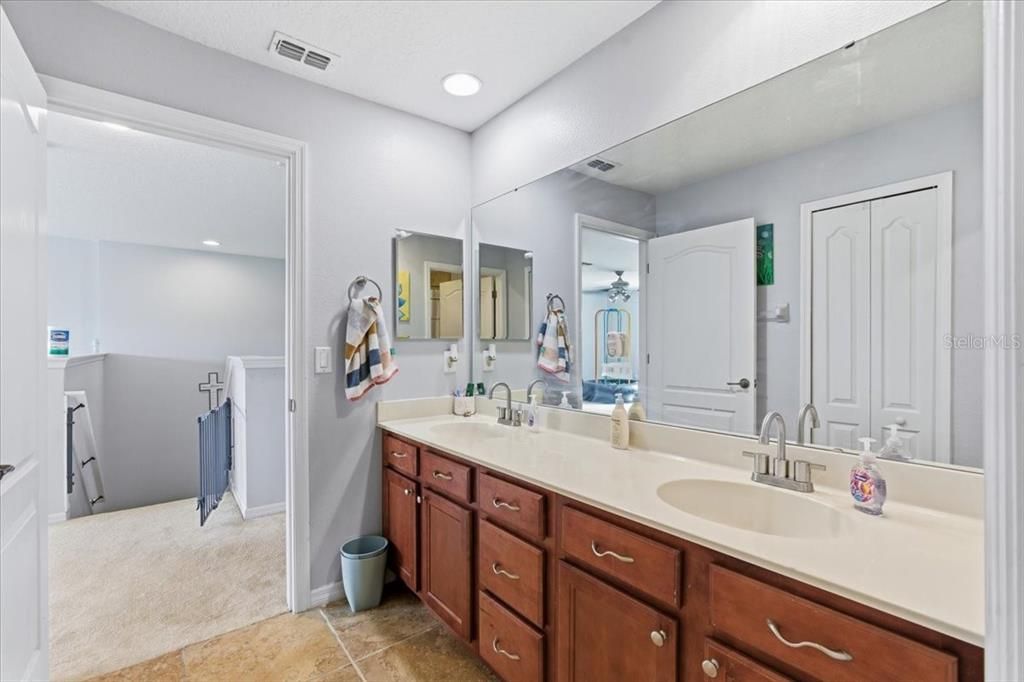 En Venta: $554,900 (4 camas, 2 baños, 3019 Pies cuadrados)