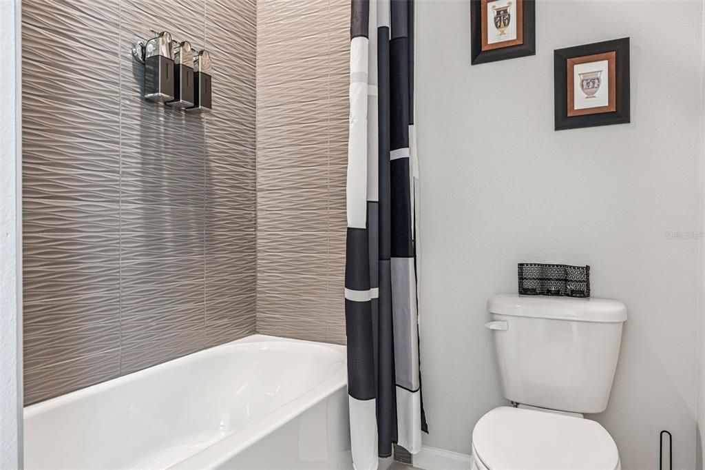 合同活跃: $905,000 (4 贝兹, 3 浴室, 3036 平方英尺)