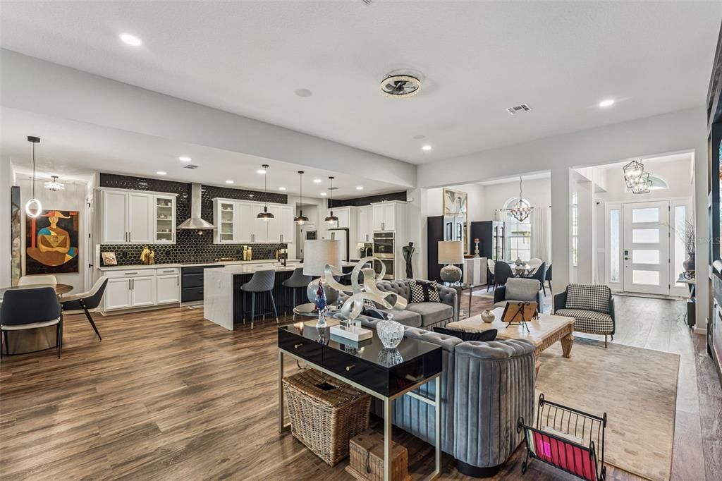 合同活跃: $905,000 (4 贝兹, 3 浴室, 3036 平方英尺)