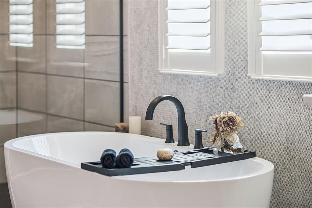 合同活跃: $905,000 (4 贝兹, 3 浴室, 3036 平方英尺)