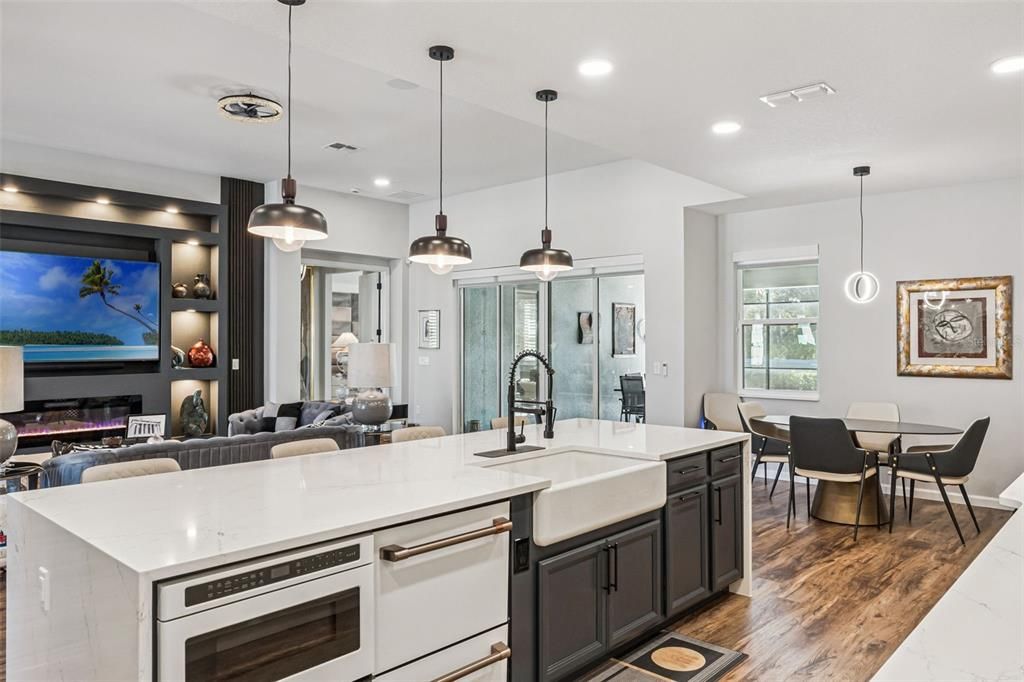 合同活跃: $905,000 (4 贝兹, 3 浴室, 3036 平方英尺)