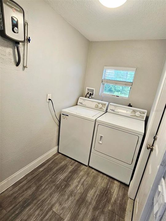 合同活跃: $1,575 (2 贝兹, 1 浴室, 943 平方英尺)