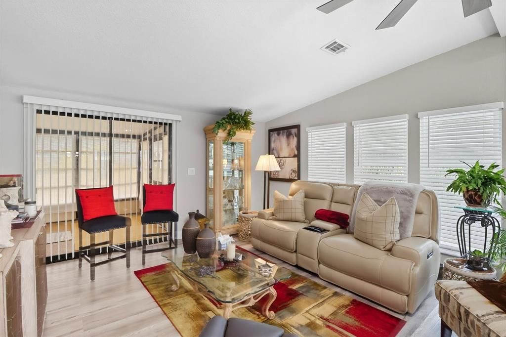 For Rent: $2,350 (2 beds, 2 baths, 1641 Square Feet)