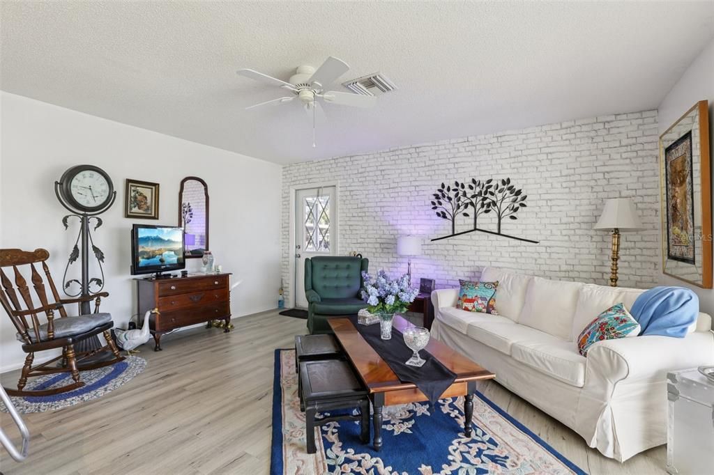 На продажу: $154,900 (2 спален, 2 ванн, 960 Квадратных фут)