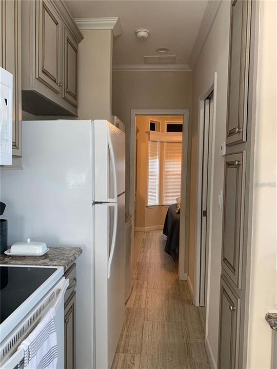 For Sale: $129,000 (1 beds, 1 baths, 400 Square Feet)