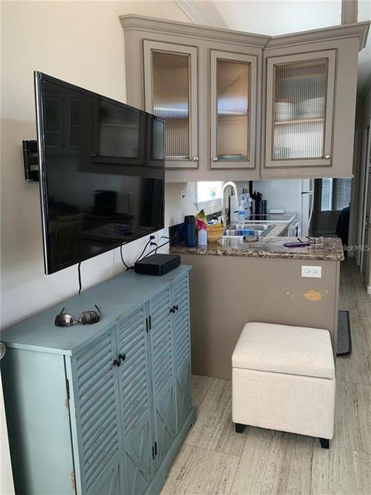 For Sale: $129,000 (1 beds, 1 baths, 400 Square Feet)