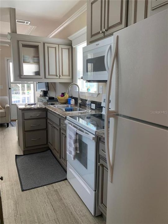 For Sale: $129,000 (1 beds, 1 baths, 400 Square Feet)