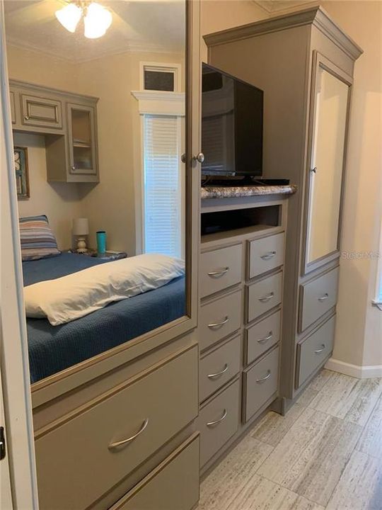 For Sale: $129,000 (1 beds, 1 baths, 400 Square Feet)