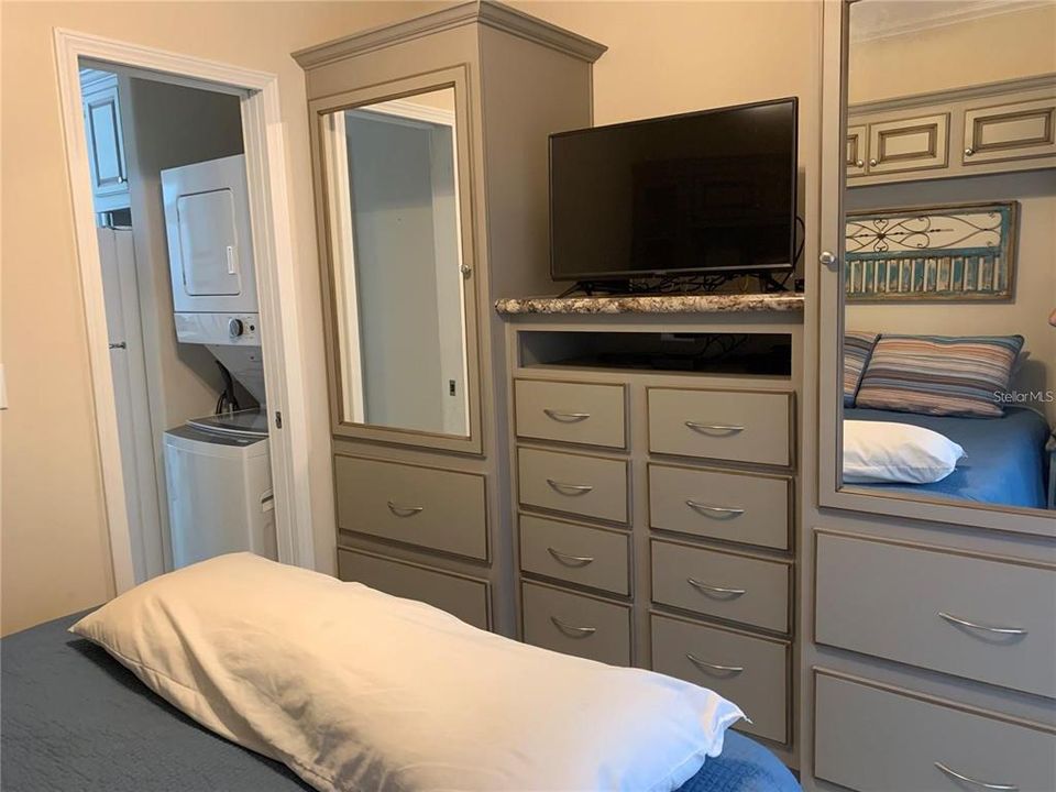 For Sale: $129,000 (1 beds, 1 baths, 400 Square Feet)