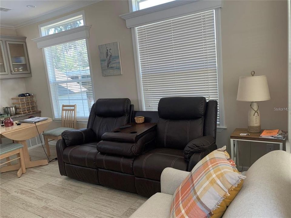 For Sale: $129,000 (1 beds, 1 baths, 400 Square Feet)