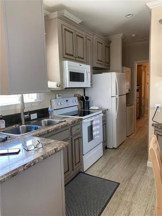 For Sale: $129,000 (1 beds, 1 baths, 400 Square Feet)