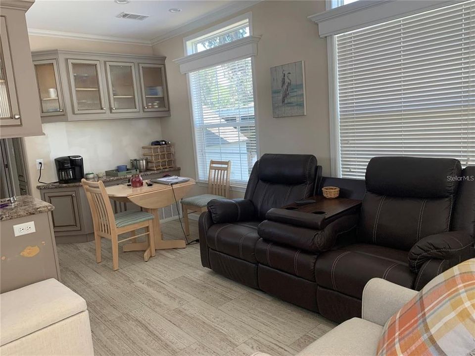 For Sale: $129,000 (1 beds, 1 baths, 400 Square Feet)