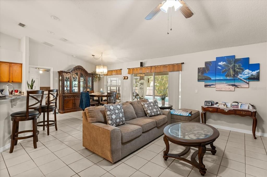 Activo con contrato: $434,800 (4 camas, 2 baños, 1647 Pies cuadrados)